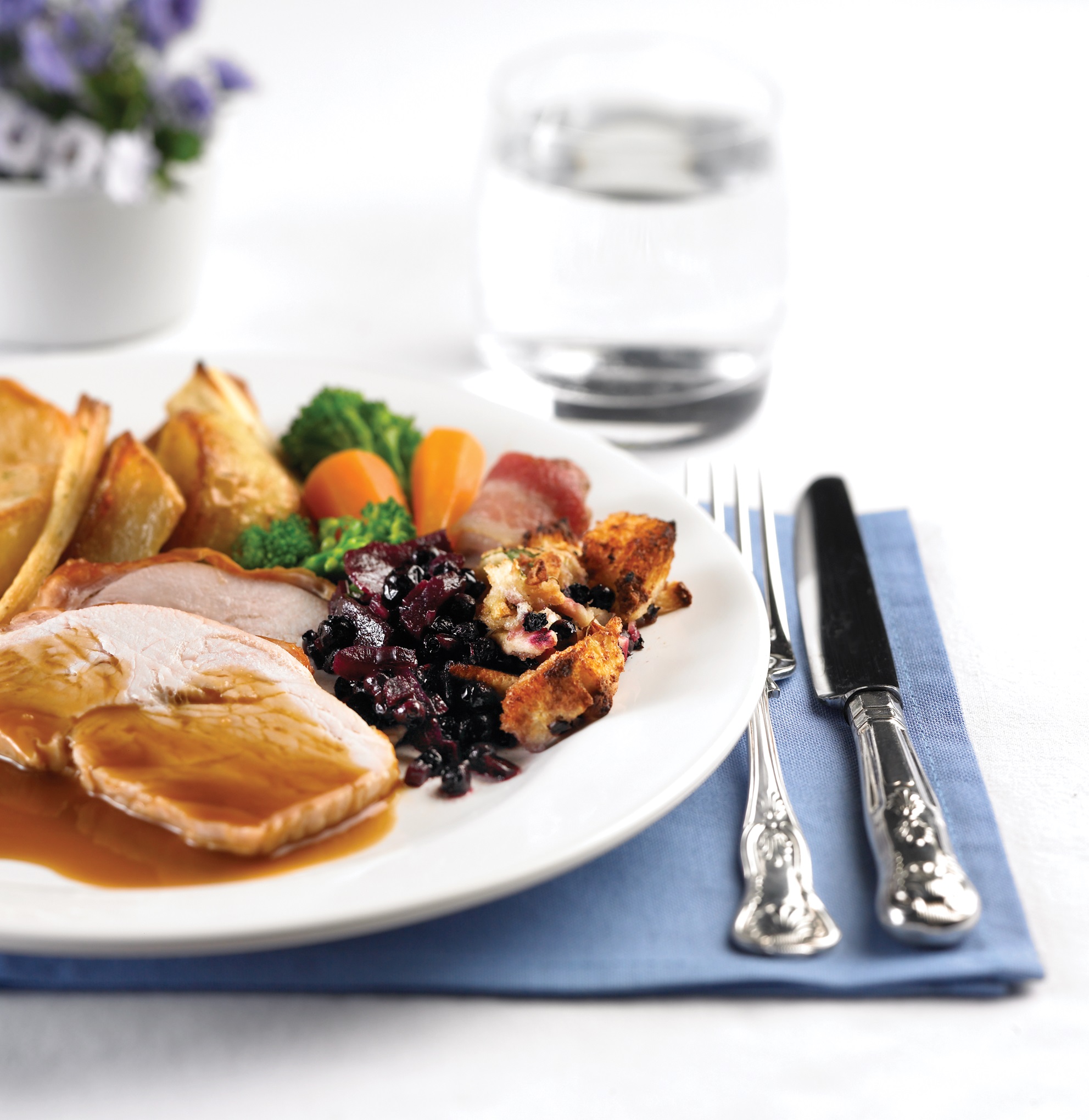 Dinde rôtie avec une farce aux bleuets sauvages et compote de pommes Picture